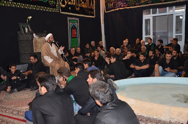 علیرضا پویافر  گزارش تصویری: برافراشتن پوشش امام حسینی خانه مرتاضیه بیش از پنجاه سال