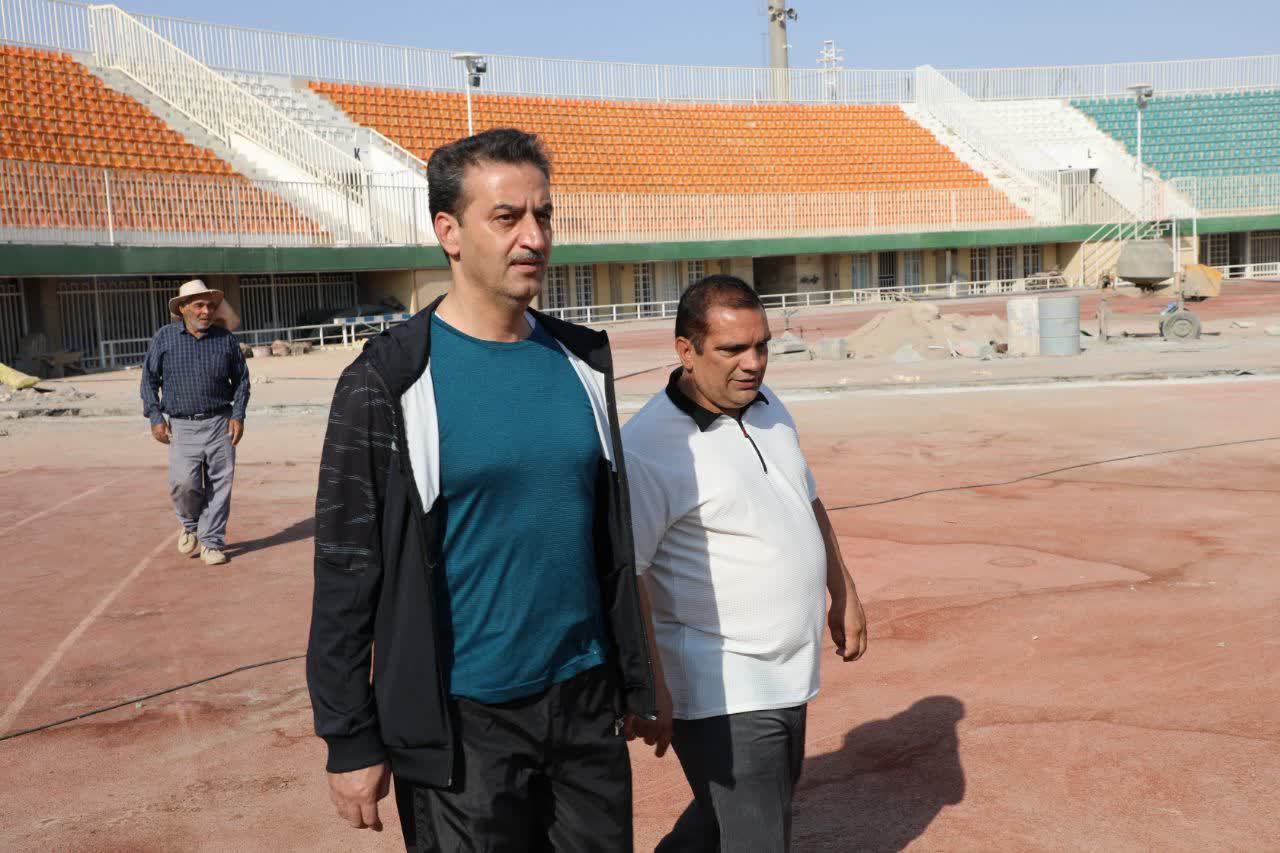 آماده‌سازی چمن ورزشگاه شهید نصیری یزد جهت میزبانی لیگ برتر فوتبال توسط سازمان همیاریها