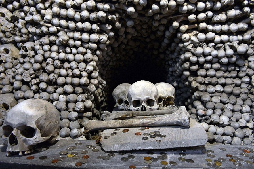 ببینید| کلیسایی که با جمجمه و استخوان انسان بنا شده است!