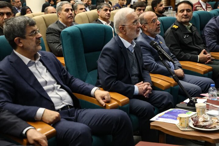 افتتاح ۱۲ نیروگاه خورشیدی در یزد با حضور وزیر کشور