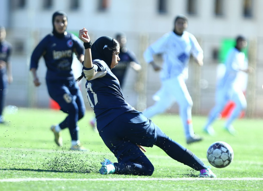 دربی فوتبال بانوان استان برنده نداشت