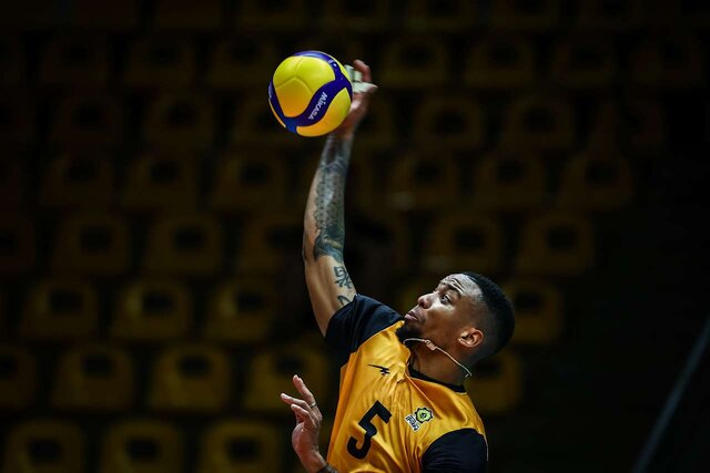 واکنش بازیکن کوبایی شهداب به درگیری با محمد موسوی