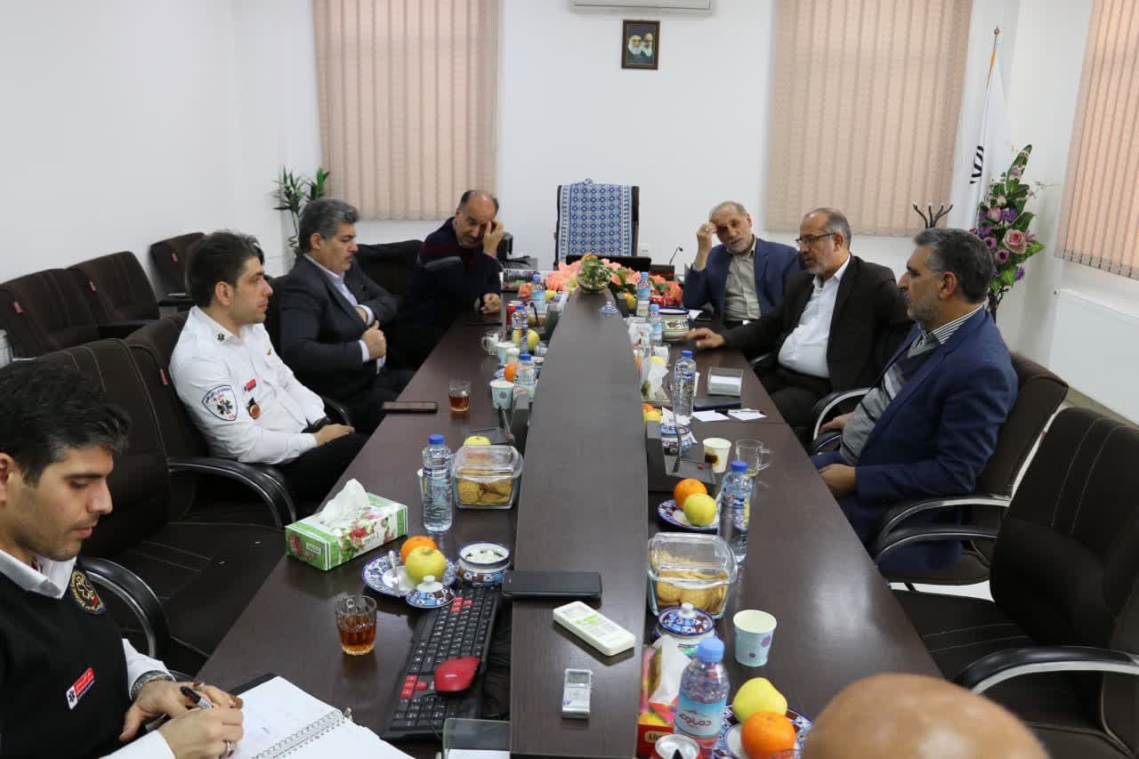 آمبولانس و نیروی انسانی پایگاه‌های اورژانس میبد را تامین می‌کنیم