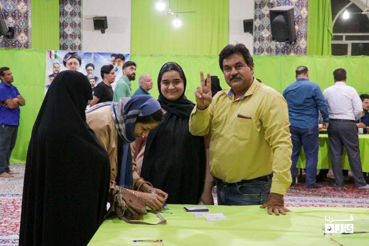 حضور پرشور مردم مهریز پای صندوق رای