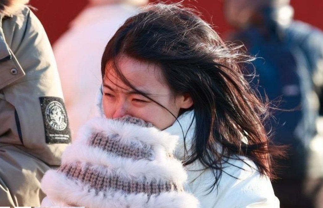 فیلم| طوفان وحشتناک در چین؛ یک دختر به پرواز درآمد