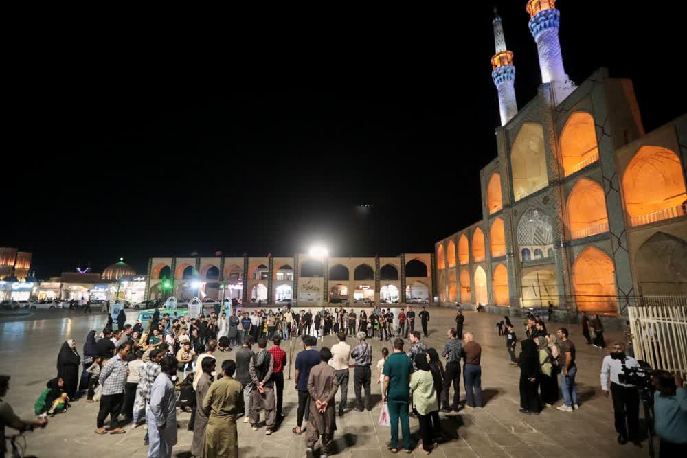 اجرای تئاتر خیابانی «نینوا» در شهر یزد، روایتی هنرمندانه از حماسه عاشورا