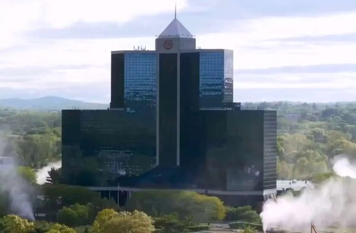 فیلم| یک هتل شیشه‌ای در آمریکا در چند ثانیه به خاکستر تبدیل شد