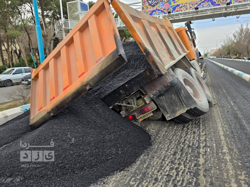 بلعیده شدن یک کامیون درپی فرونشست زمین