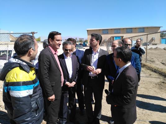 بازدیدمعاون استانداروفرماندارویژه بهمراه جلالی مدیر آموزش وپرورش ازروندبازسازی زمین چمن ورزشگاه