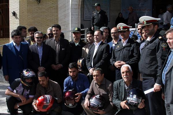 با حضور طلائی مقدم معاون استاندار و فرماندار ویژه شهرستان طبس مراسم اهدای کلاه ایمنی رایگان به جمعی از راکبین موتور سوار