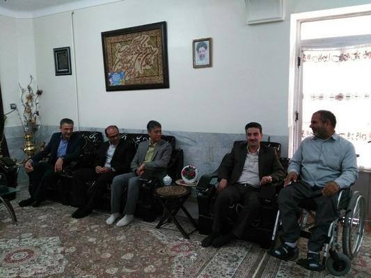 دیدار معاون استاندار و فرماندار ویژه شهرستان طبس با جانباز محترم محمدرضا اسماعیلیان جانباز 70 درصد