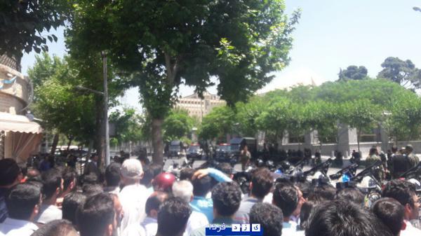 حمله تروریستی به ایران:وزارت اطلاعات از مردم خواست امروز از استفاده وسایل نقلیه پرتردد مانند "مترو" خودداری کنند./تکذیب خبر انفجار دوم در اطراف حرم حضرت امام (ره)