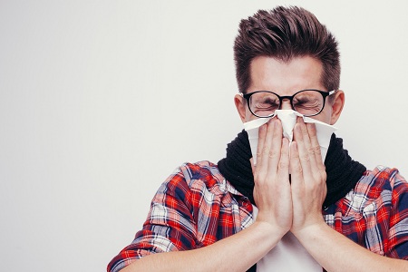 عوارض خطرناک نگه داشتن عطسه