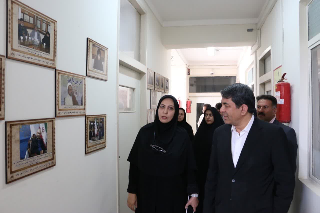 بازدید استاندار کرمان از مرکز اسناد و کتابخانه ملی جنوب‌شرق کشور/ رونمایی از مجموعه عکس اهدایی فرزند آیت‌الله صالحی کرمانی