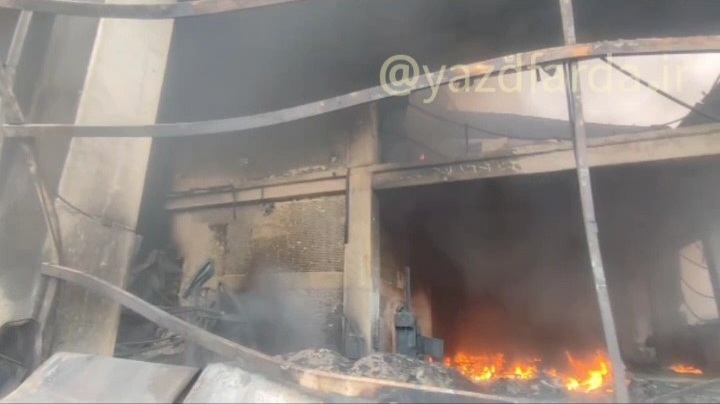 فیلم| تداوم اطفای حریق در انبار مرکزی  کارخانه ریسندگی یزد